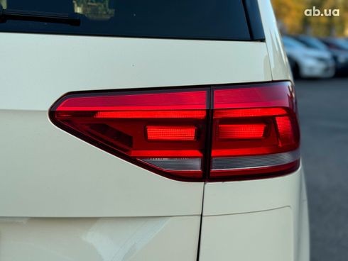 Volkswagen Touran 2018 бежевый - фото 10