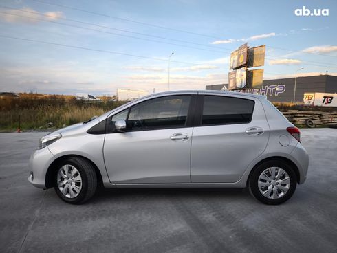 Toyota Yaris 2012 серый - фото 7