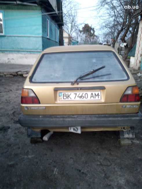 Volkswagen Golf 1985 желтый - фото 7