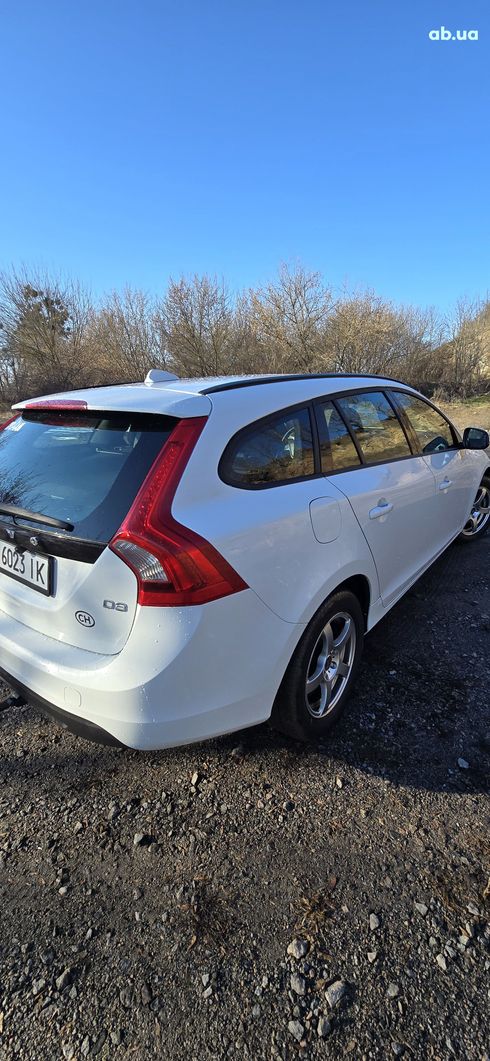 Volvo V60 2011 белый - фото 10