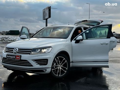 Volkswagen Touareg 2016 белый - фото 37