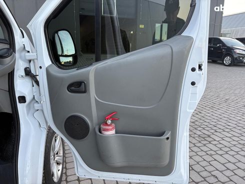 Opel Vivaro 2009 белый - фото 25