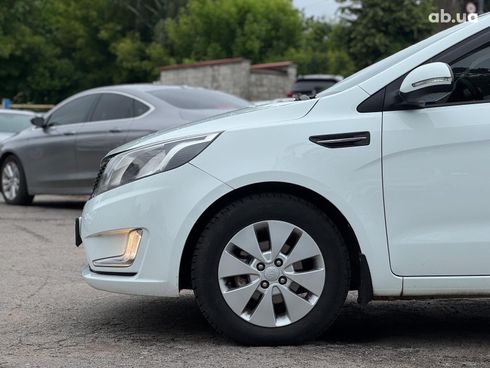 Kia Rio 2013 белый - фото 5