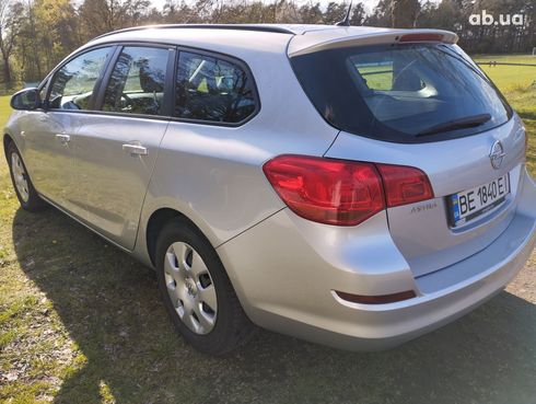 Opel Astra J 2011 серебристый - фото 4