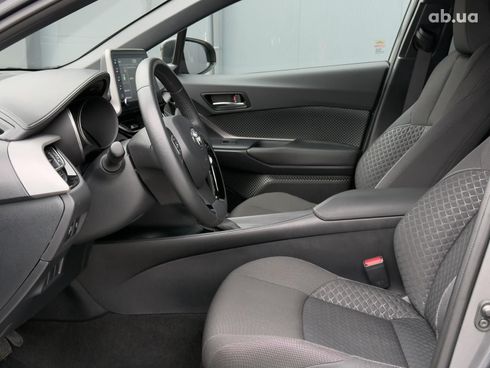 Toyota C-HR 2022 серый - фото 12