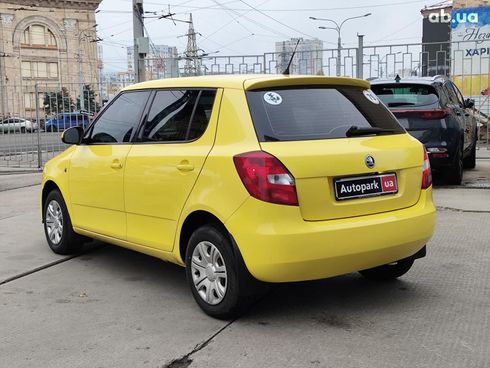 Skoda Fabia 2008 желтый - фото 9