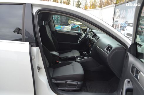 Volkswagen Jetta 2016 белый - фото 16