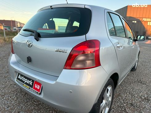 Toyota Yaris 2006 серый - фото 12