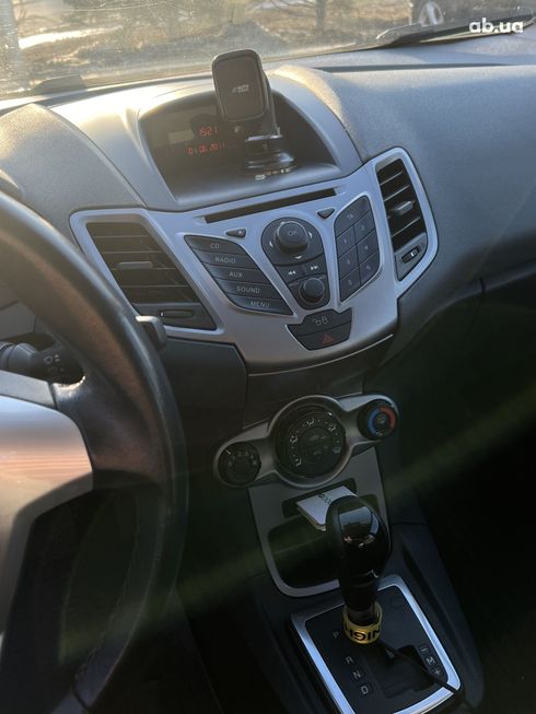 Ford Fiesta 2011 зеленый - фото 6