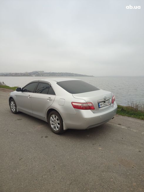 Toyota Camry 2006 серебристый - фото 3
