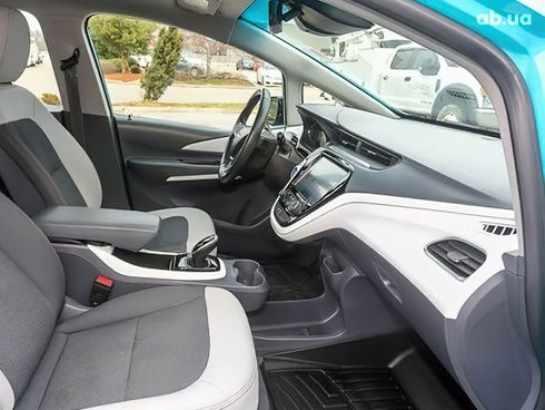 Chevrolet Bolt 2021 голубой - фото 10