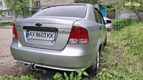 Chevrolet Aveo 2005 серебристый - фото 12