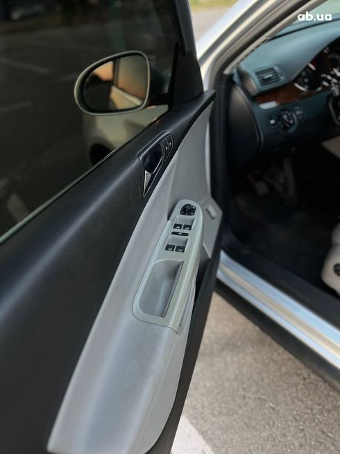 Volkswagen Passat 2006 серебристый - фото 2