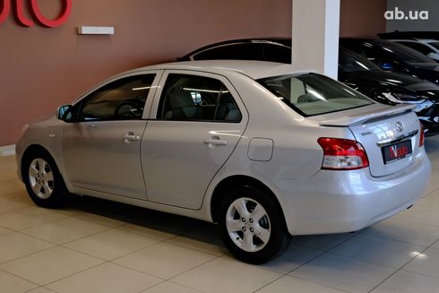 Toyota Yaris 2008 серый - фото 2