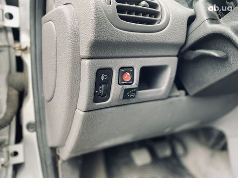 Peugeot 206 2002 серебристый - фото 11