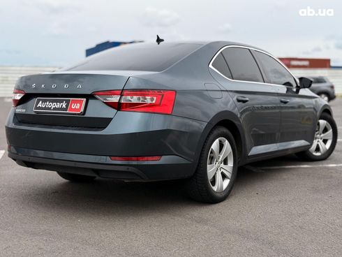 Skoda Superb 2019 серый - фото 9