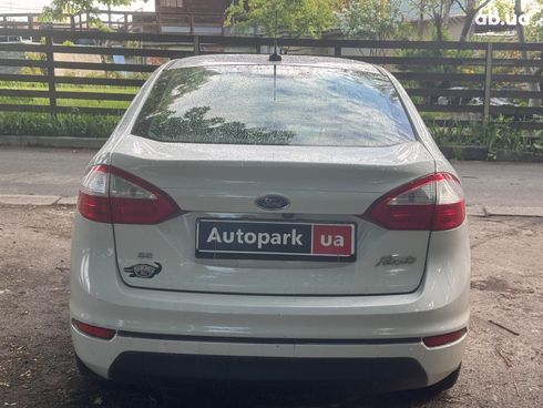 Ford Fiesta 2018 белый - фото 4