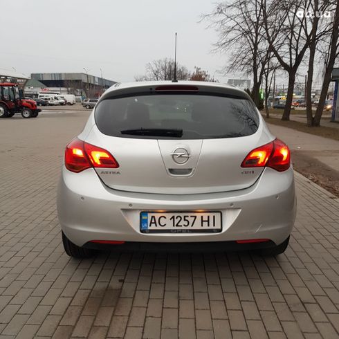 Opel Astra J Hatchback 2010 серебристый - фото 5