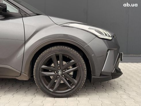 Toyota C-HR 2022 серый - фото 23