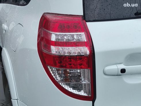 Toyota RAV4 2011 белый - фото 7