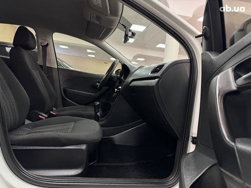 Volkswagen Polo 2017 белый - фото 9