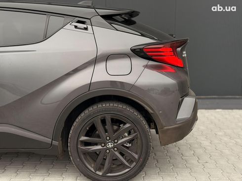 Toyota C-HR 2022 серый - фото 16