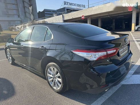 Toyota Camry 2019 - фото 8