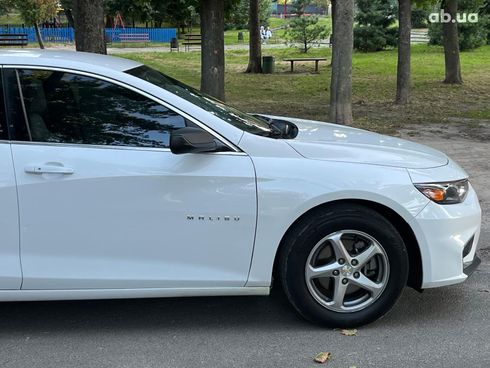 Chevrolet Malibu 2017 белый - фото 14