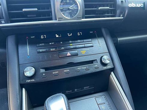 Lexus IS 2018 - фото 25