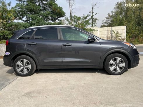 Kia Niro 2018 серый - фото 12