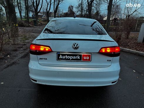 Volkswagen Jetta 2016 белый - фото 7