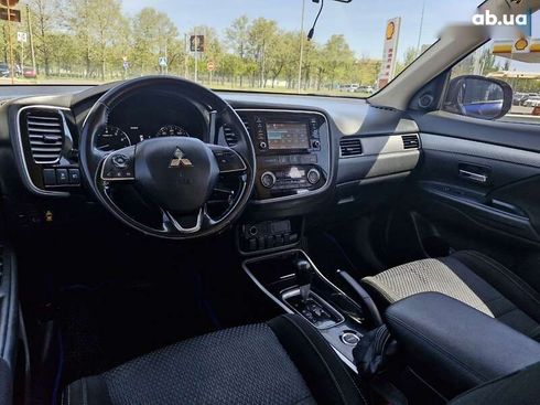 Mitsubishi Outlander 2017 - фото 19