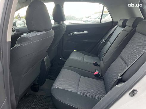 Toyota Auris 2010 белый - фото 25