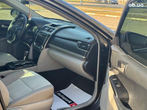 Toyota Camry 2012 серый - фото 12