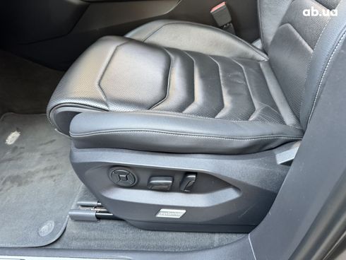 Volkswagen Touareg 2018 коричневый - фото 3