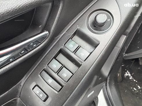 Chevrolet Trax 2016 белый - фото 25