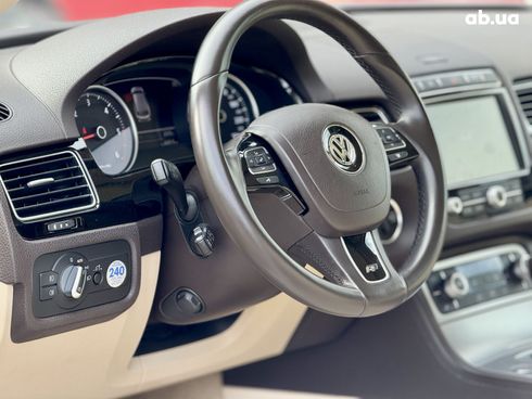 Volkswagen Touareg 2016 белый - фото 10