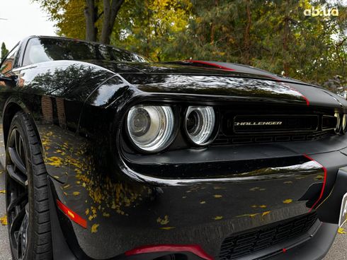 Dodge Challenger 2022 черный - фото 4