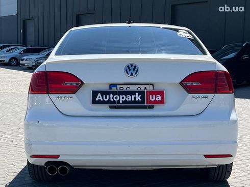 Volkswagen Jetta 2010 белый - фото 8
