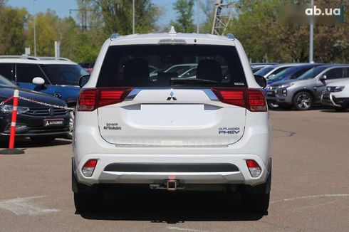 Mitsubishi Outlander 2017 - фото 6