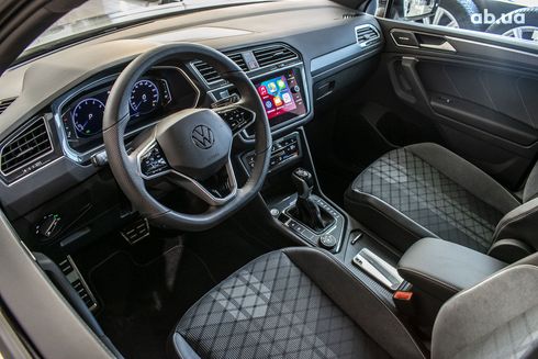 Volkswagen Tiguan 2023 серебристый - фото 11