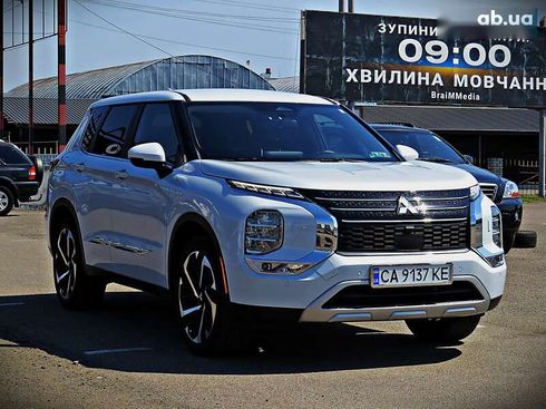 Mitsubishi Outlander 2022 - фото 2