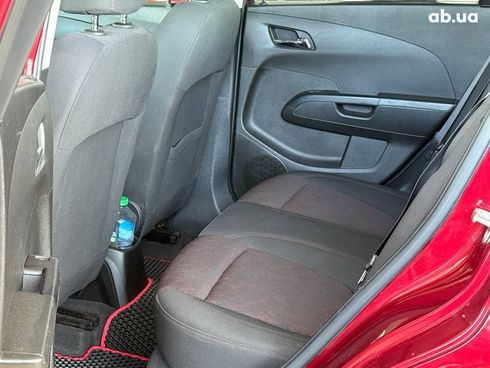 Chevrolet Sonic 2018 красный - фото 18