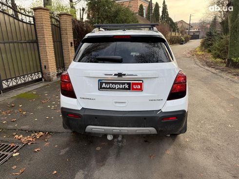 Chevrolet Tracker 2013 белый - фото 11