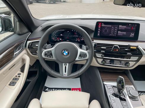 BMW 5 серия 2020 белый - фото 26