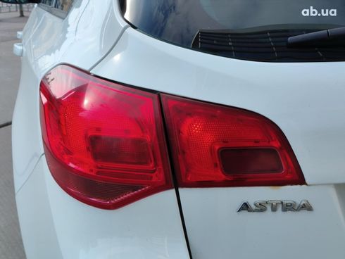 Opel Astra 2012 белый - фото 6