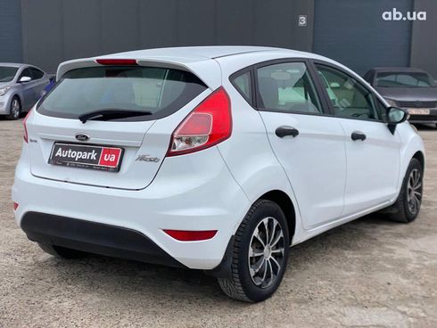 Ford Fiesta 2013 белый - фото 5