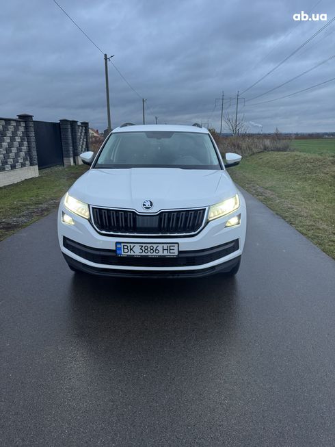 Skoda Kodiaq 2021 белый - фото 3