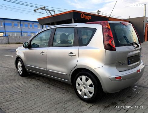 Nissan Note 2010 серебристый - фото 4