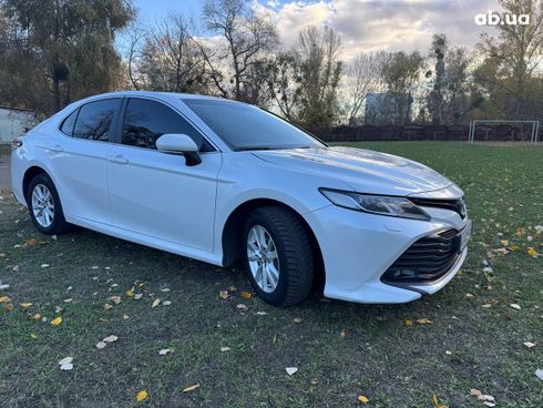 Toyota Camry 2018 белый - фото 8